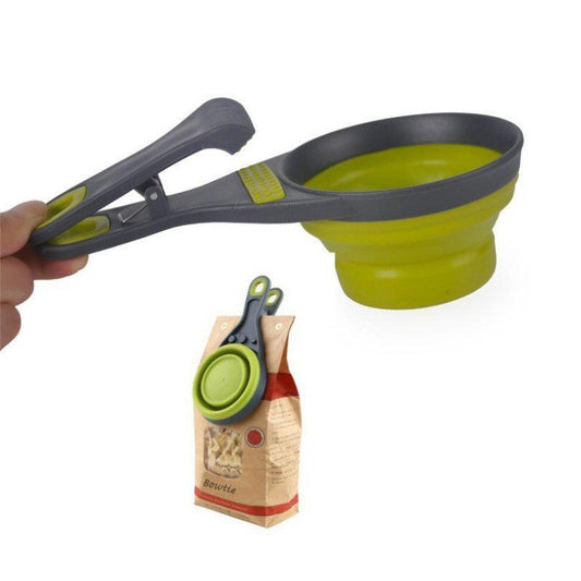 Collapsible Feed Scoop w/ Clip